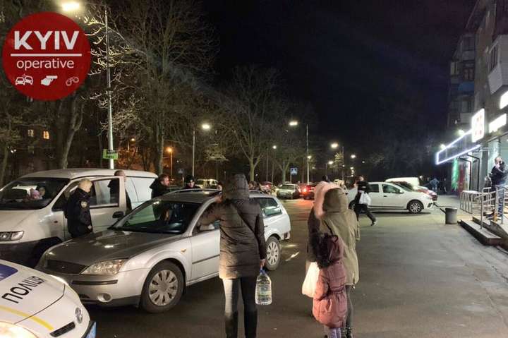 У Києві п’яний водій біля супермаркета збив жінку з дитиною і заснув у машині копів