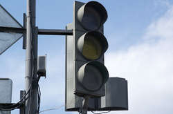 У Києві на Ревуцького не працюють світлофори: люди змушені перебігати дорогу (відео)