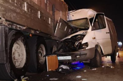 Після зіткнення водій вибрався з мікроавтобуса та намагався втекти