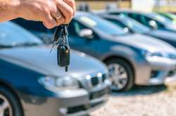 Низьким попитом користуються автомобілі таких брендів як DS і Genesis та старі гібриди