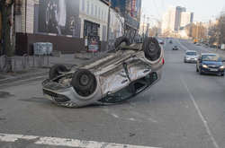 На перехресті в центрі Києва сталася ДТП з переворотом