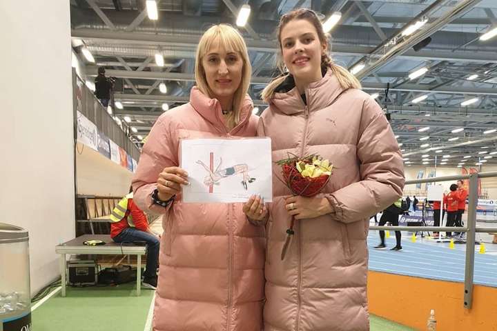 Школярка з Норвегії подарувала українській атлетці Ярославі Магучих малюнок з її зображенням (фото)