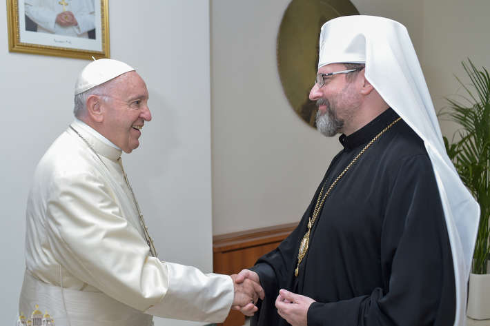 Глава УГКЦ Святослав подарував Папі Франциску ікону, написану на дошці від ящика для набоїв