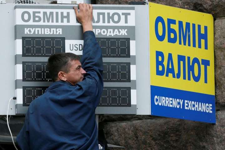 Стабільність курсу долара в Україні порушиться після 8 березня, – фінансисти