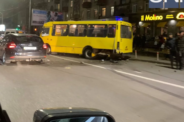 У Києві легковик влетів у пасажирський автобус