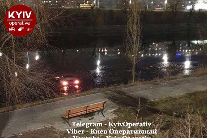 У Києві автомобіль злетів в Русанівський канал: фото