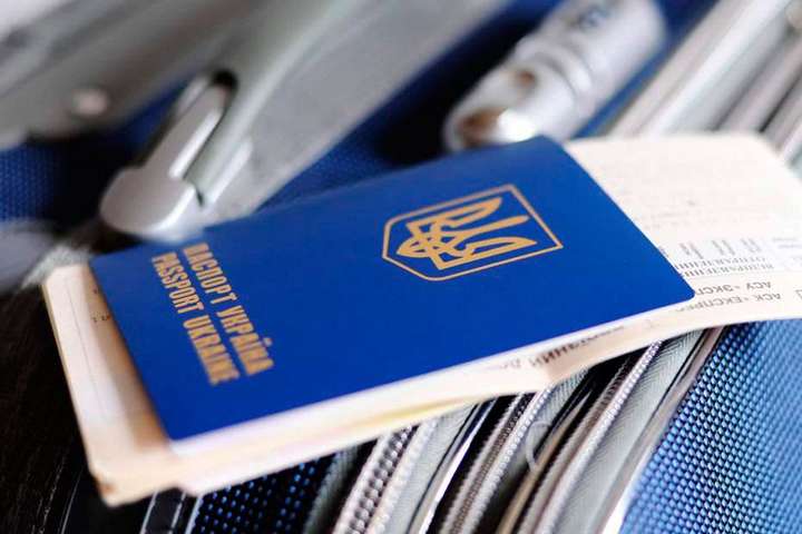 Відсьогодні українці їздитимуть до Росії лише за закордонними паспортами