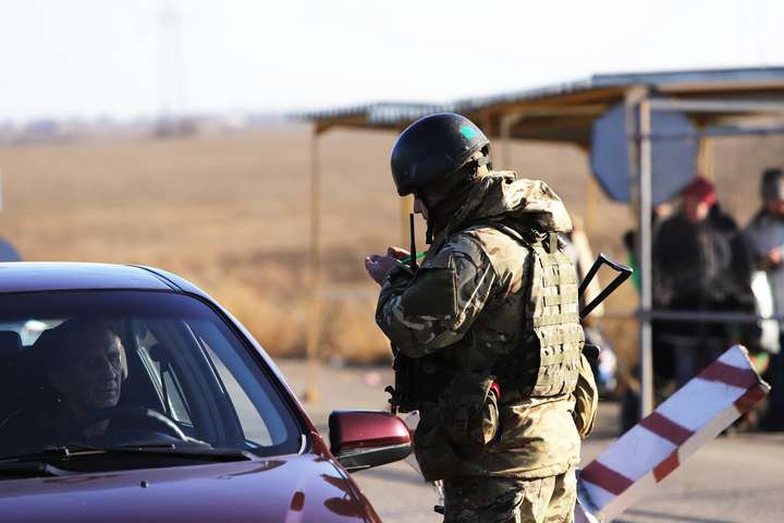В чергах на пропускних пунктах на Донбасі застрягло 145 автомобілів