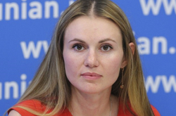 Колишня «слуга народу» розповіла, як і хто видає зарплату у фракції