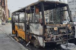 У Києві під час руху загорілася маршрутка (відео)