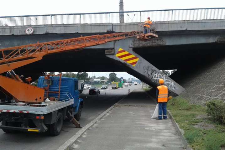 Київські комунальники закупили риштування для мостів на 79 млн грн