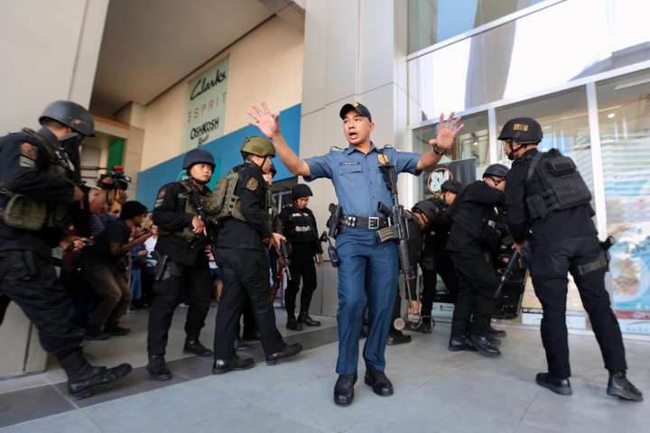 На Філіппінах звільнений охоронець торгового центру захопив у заручники 30 осіб 