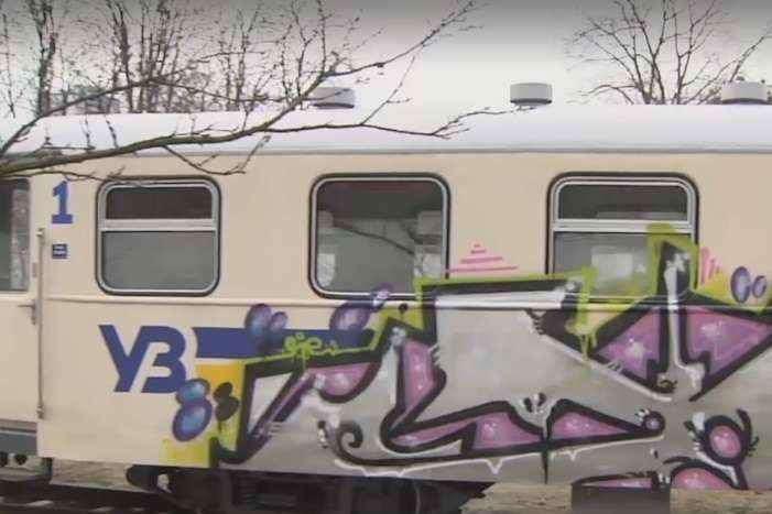 Вандали розмалювали потяг Київської дитячої залізниці (відео)