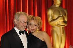 Стриптизершу-дочь Стивена Спилберга обвиняют в домашнем насилии