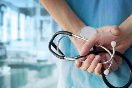 Гончарук пообіцяв з квітня збільшення зарплат лікарям на 30%