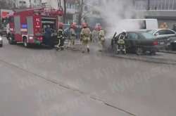 На Печерську посеред дороги палав автомобіль (відео)