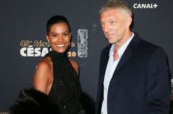  22-летняя Тина Кунаки появилась на церемонии вручения премии «Сезар», которая прошла в Париже 
  