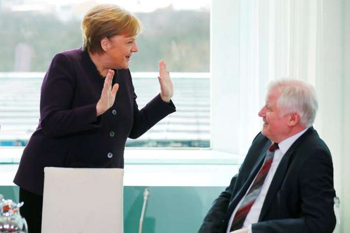 Глава МВС Німеччини не потиснув руку Меркель через коронавірус