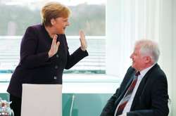  Канцлер сприйняла ситуацію з гумором, і, під сміх присутніх, показала всім долоні 