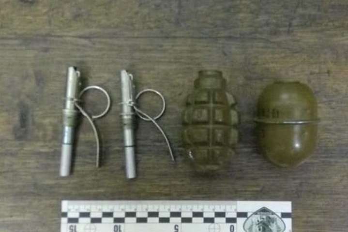У харківському метро поліція затримала чоловіка з бойовими гранатами