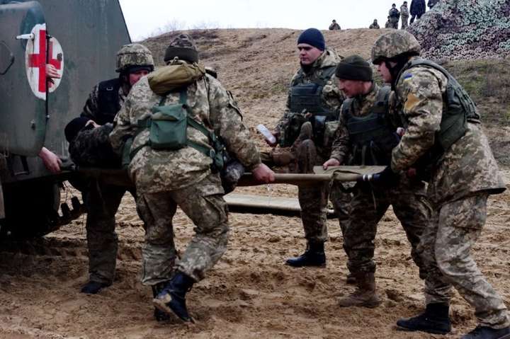 За добу на Донбасі постраждали п'ятеро українських військових