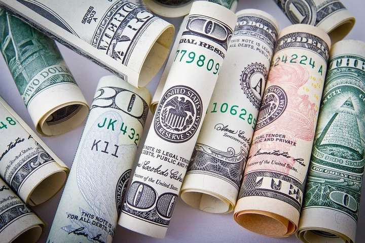 Українці у лютому продали валюти втричі більше, ніж у грудні минулого року