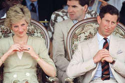  Принц Чарльз сделал предложение принцессе Диане, будучи влюбленным в другую женщину. 
  