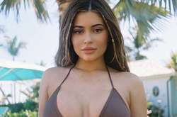  22-летняя Кайли Дженнер устроила провокационную фотосессию на Багамских островах 
  