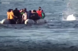 Берегова охорона Греції відкрила вогонь у бік човна з мігрантами (відео)