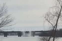 На мосту Патона прорвало теплотрасу (відео)