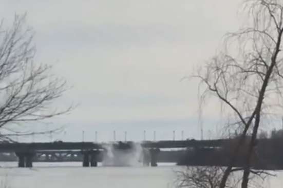 На мосту Патона прорвало теплотрассу (видео)