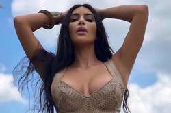 Ким Кардашьян cнялась в полупрозрачном платье без бюстгальтера (фото)