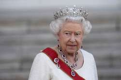 Елизавета II впервые надела перчатки на официальной встрече из-за коронавируса