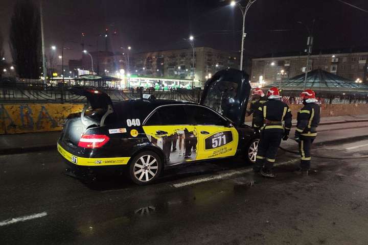 У Києві посеред дороги загорілося таксі (фото)
