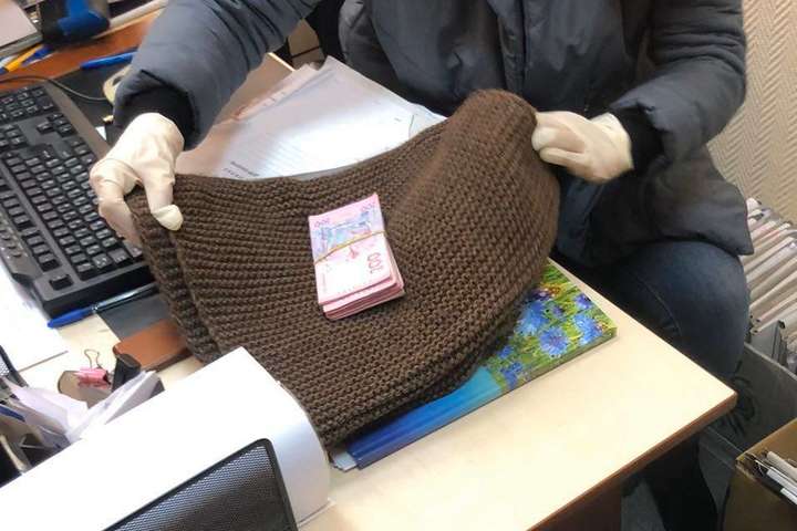 Результат пошуку зображень за запитом Чиновницю фонду соцзахисту викрили на хабарі в 17 тис. гривень