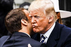 Чтобы снизить риск контактной передачи вируса, все больше людей отказываются от рукопожатий и поцелуев при встречах