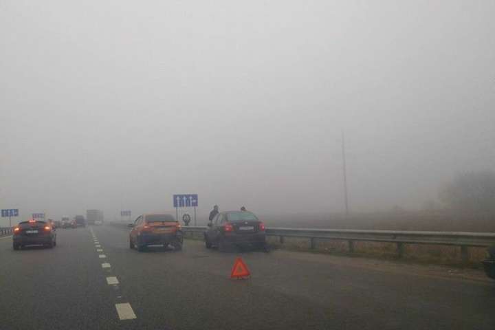 Під Києвом через туман сталася масштабна ДТП (фото)
