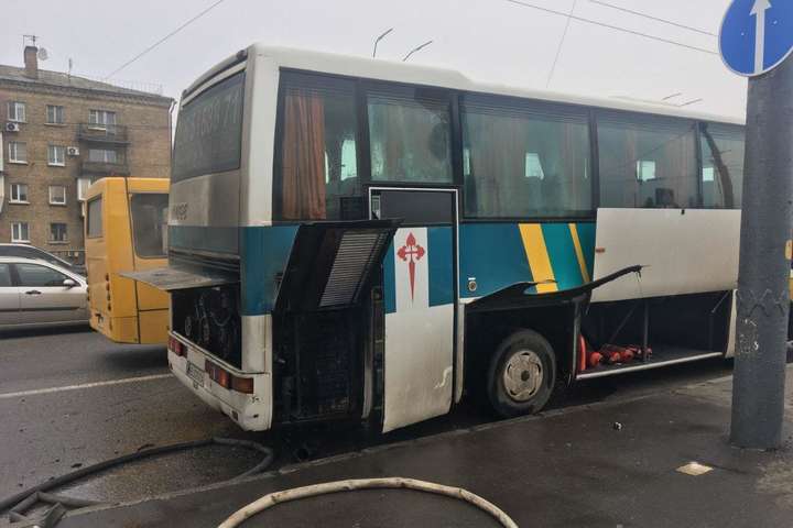 У Києві під час руху загорівся пасажирський автобус (фото)