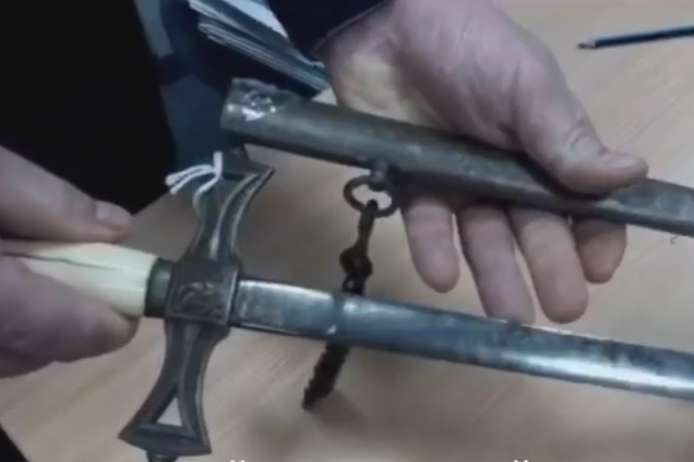 Київські митники виявили у посилці масонський ритуальний меч (відео)