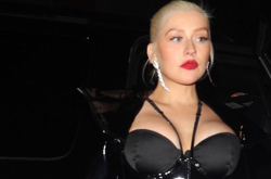  39-летняя Кристина Агилера побаловала поклонников откровенным образом 
  