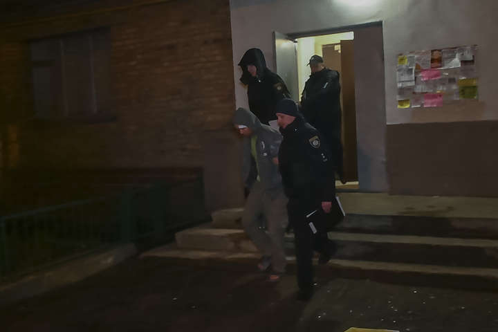 У будинку в центрі Києва чоловік влаштував погром і погрожував підірвати гранату (фото, відео)