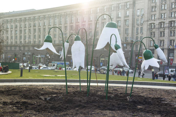 На Майдані з’явилися бетонні підсніжники (фото)