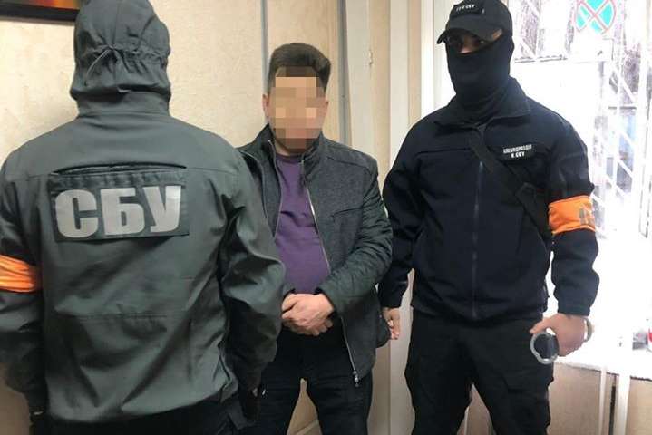 У Києві працівник міграційної служби вимагав хабарі за прискорену видачу паспортів