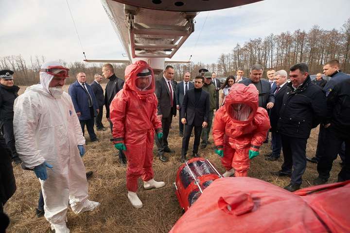 Зеленський на Полтавщині оглянув санітарний вертоліт для перевезення інфекційних хворих