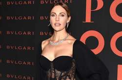  Актриса в откровенном платье очаровала шоумена 
  