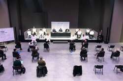 На церемонии жеребьевки в Италии организаторы предприняли меры безопасности, рассадив всех участников и прессу на расстоянии 1-2 метра друг от друга