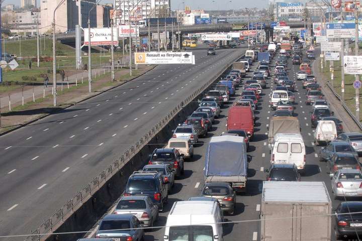 До кінця квітня обмежено рух однією з найбільших магістралей Києва