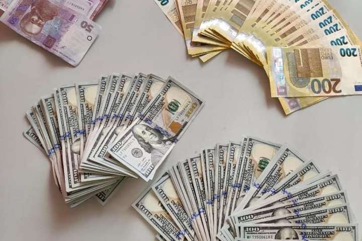 У «Борисполі» в особи без громадянства вилучено валюти на 700 тис. грн (фото)