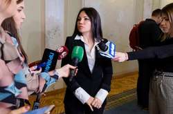  Вікторія Сюмар заявила, що Володимир Зеленський  намагається знищити Петра Порошенка через політично вмотивовані кримінальні розслідування  