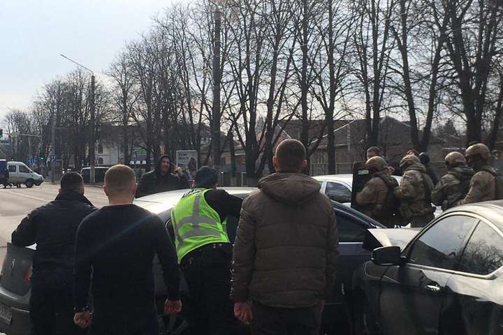 Гонитва, стрілянина і побиті автівки: поліція розповіла про затримання злочинця у Борисполі (фото, відео)